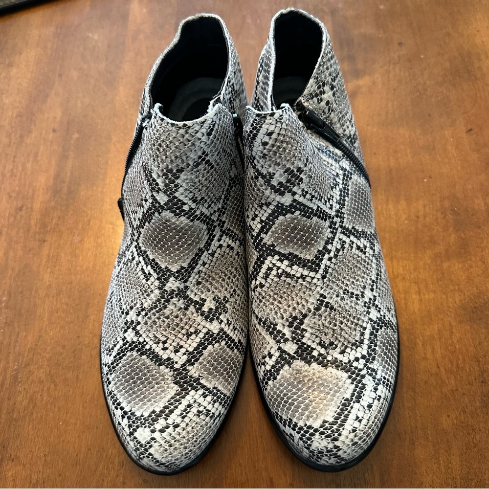 Naot Helm Boot cobra print size 39 (8 - 8.5)